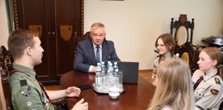 Harcerze miechowskiego LO podzielili się ze starostą wrażeniami z wyprawy do Włoch