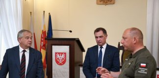 Wojewoda Małopolski ze studentami z wizytą u miechowskich starostów