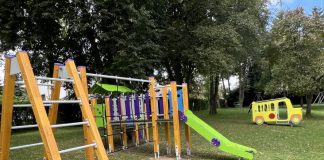Doposażone place zabaw przy placówkach oświatowych