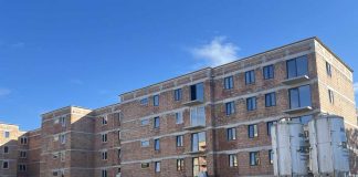 Kolejne etapy budowy bloku mieszkalnego na osiedlu Parkowym w Miechowie