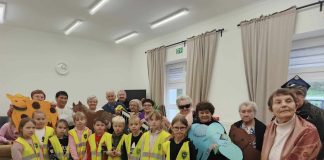 Odblaskowa wizyta uczniów SP w Antolce w Dziennym Domu Seniora w Rzędowicach