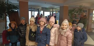 Uczniowie z Antolki na spektaklu „Piękna i Bestia”