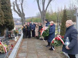 Młodzież ze Szkoły w Książu Małym pamięta o tragicznych wydarzeniach historycznych