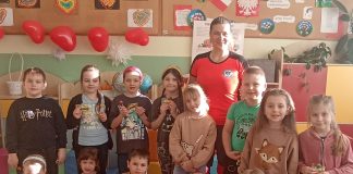 Uczniowie klas I-III Szkoły Podstawowej w Antolce ćwiczą udzielanie pierwszej pomocy