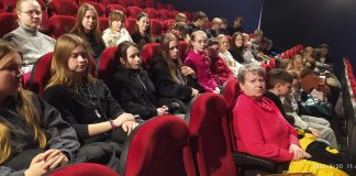 Uczniowie z Antolki na przedstawieniu w Wolbromiu