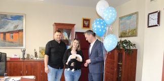 Nowy mieszkaniec gminy Miechów z wyprawką od Urzędu