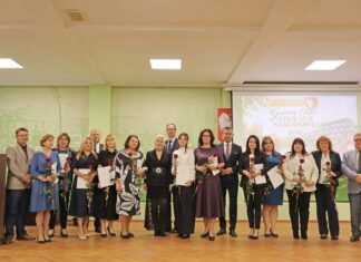 W uznaniu za pracę i zaangażowanie nauczycieli i pracowników oświaty